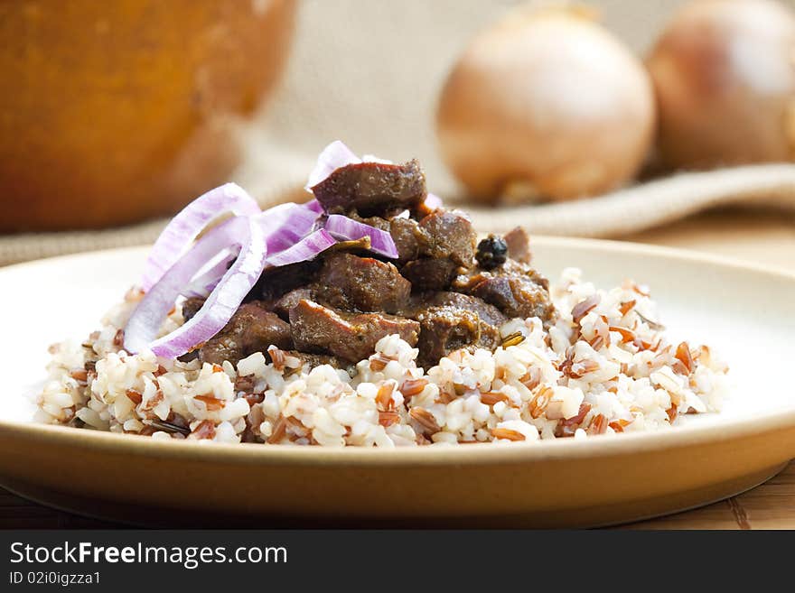 Pork kidney on onion with wild rice