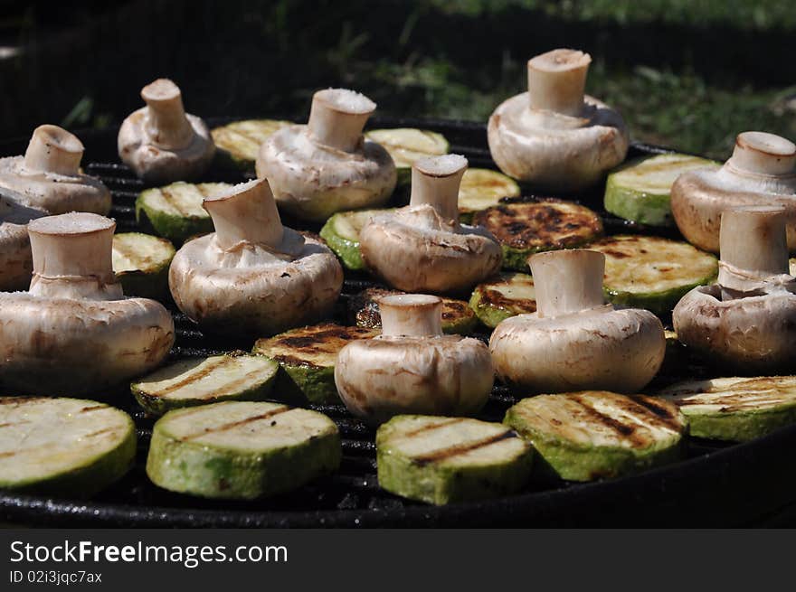 Mushrooms with grilled zucchini