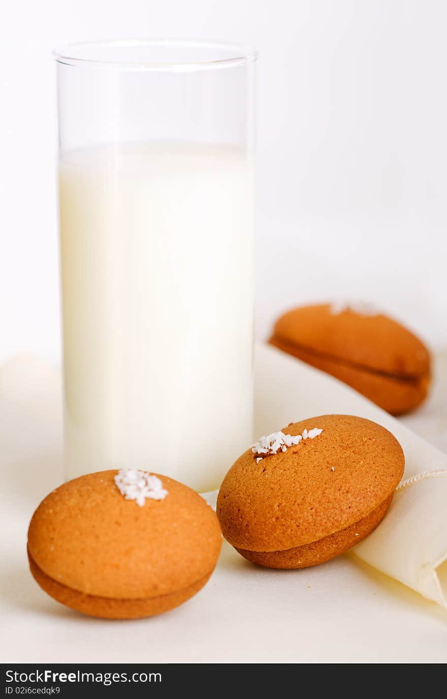 Fresh glass of milk with cookies