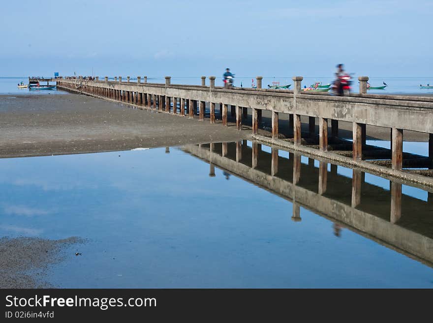 Transfer bridge for fishermans to transfer fish for them customer