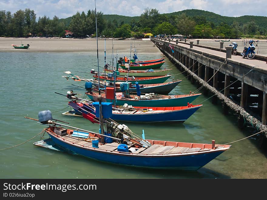 Many fishermans boat connected in parallel of bidge