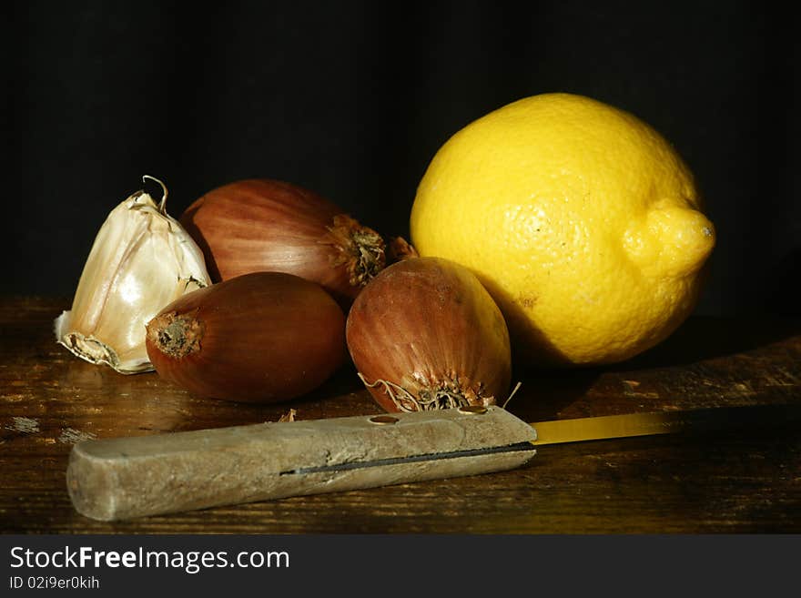 A lemon and oignons ready to cut and make good cooking. A lemon and oignons ready to cut and make good cooking.