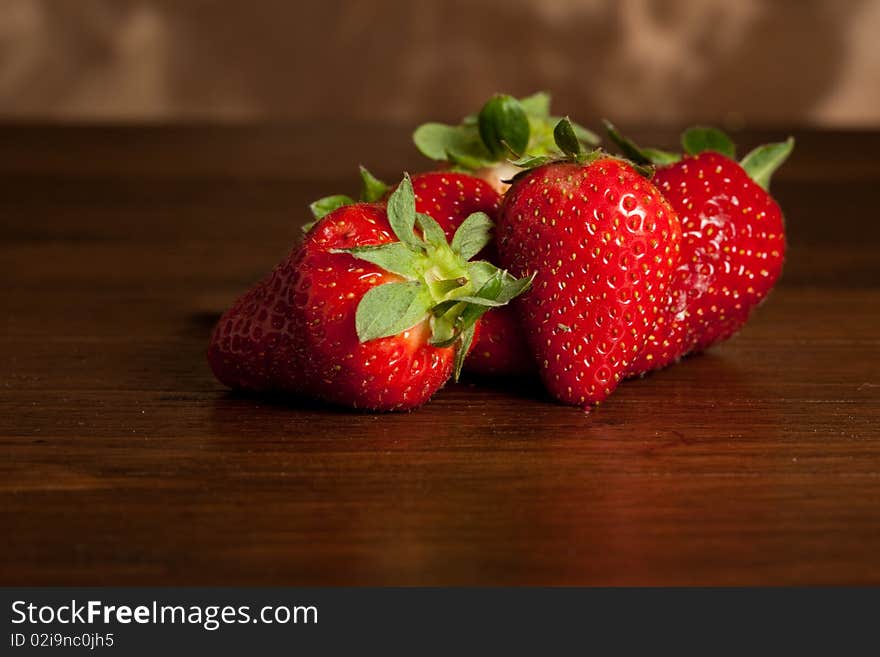 Photo of i strawberries on wood table