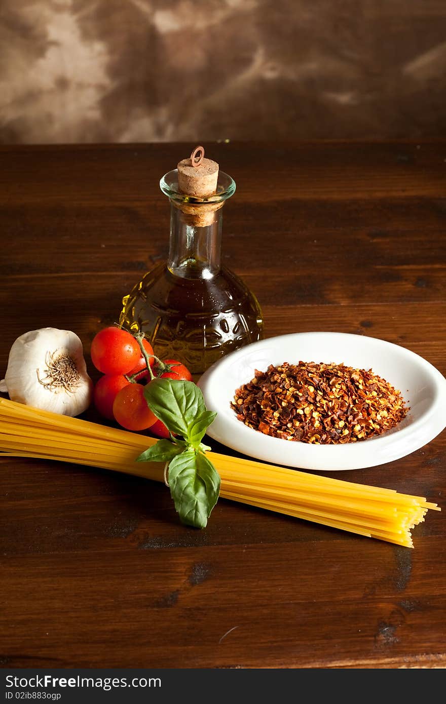 Spaghetti with garlic and oil chilli sauce