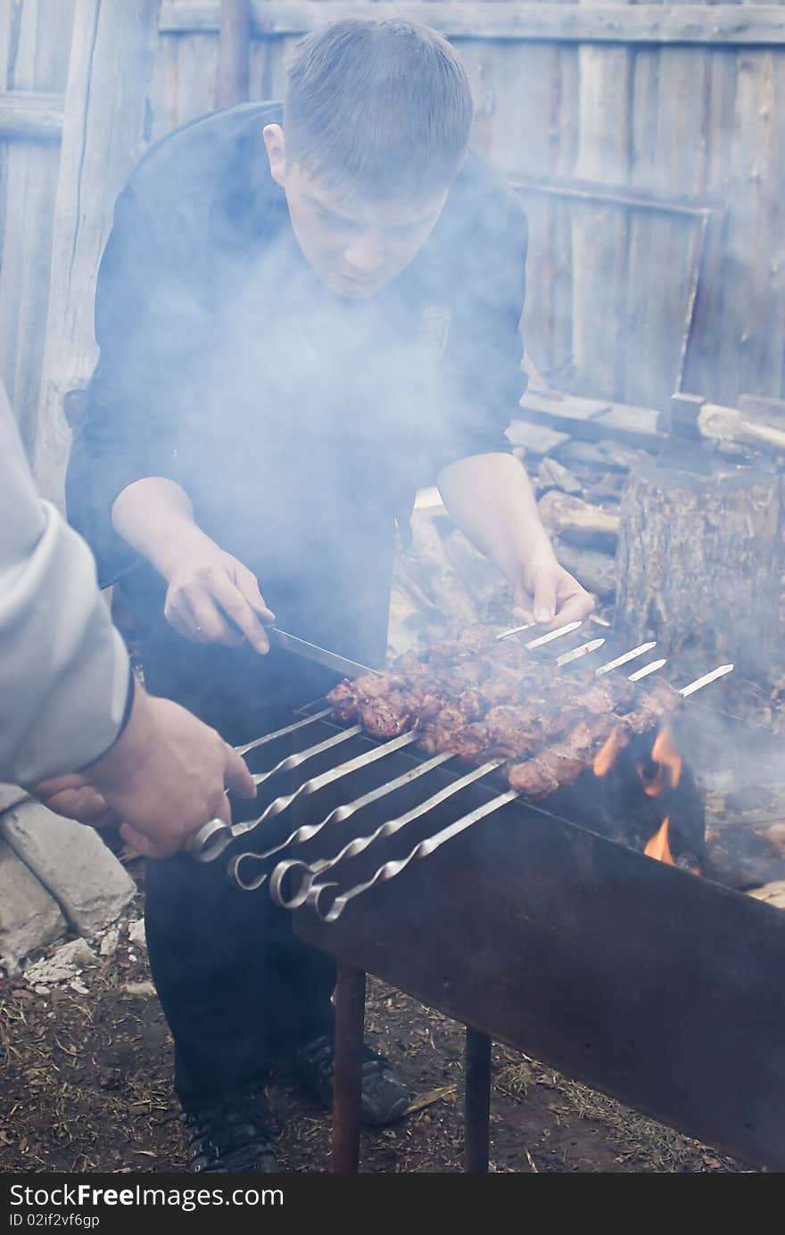 The man a preparing kebab