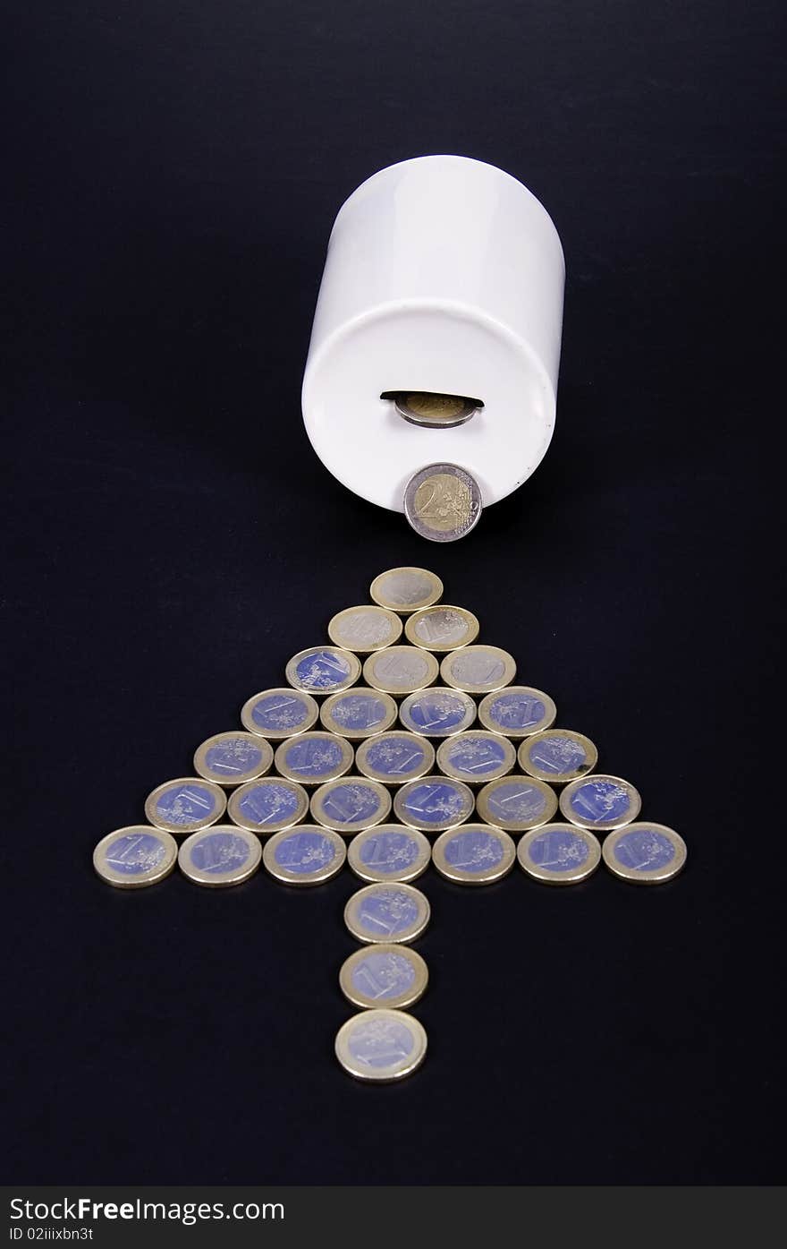 This image symbolizes the savings, with an arrow made of coins, in the direction of a piggy bank. This image symbolizes the savings, with an arrow made of coins, in the direction of a piggy bank