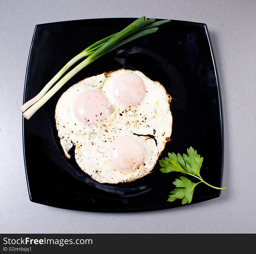 Fried eggs seasoned with salt and pepper