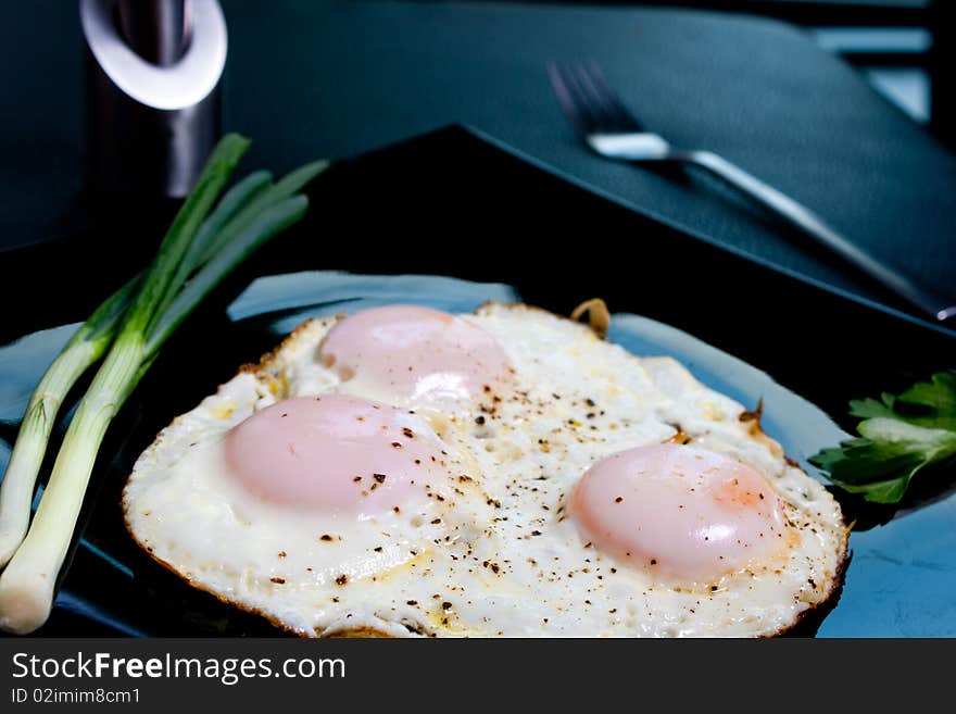 Fried eggs seasoned with salt and pepper