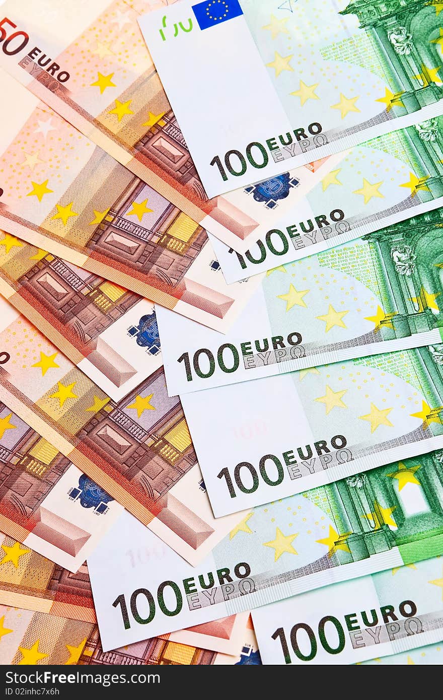 100 and 50 Euro banknotes.