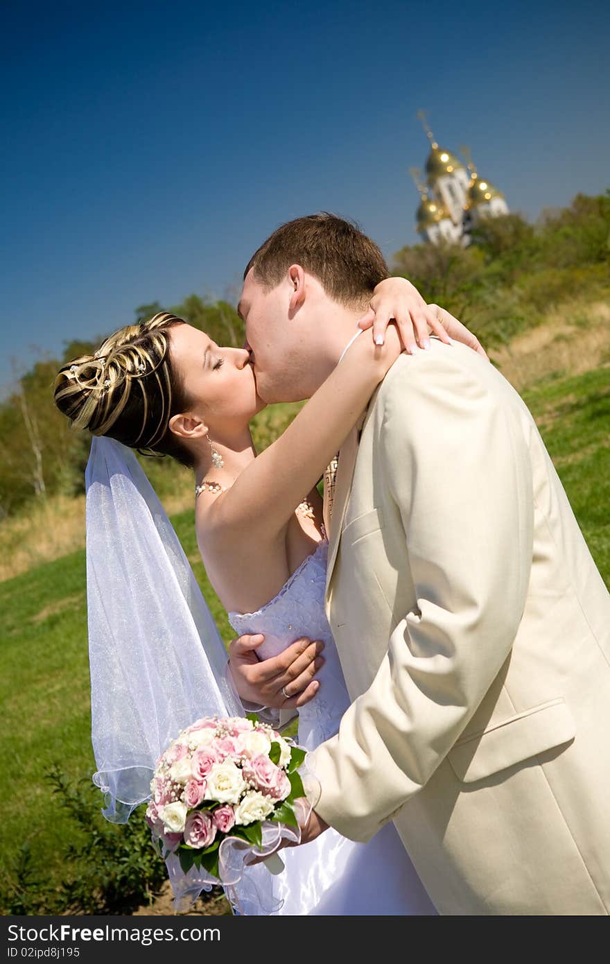 Kiss of bride and groom