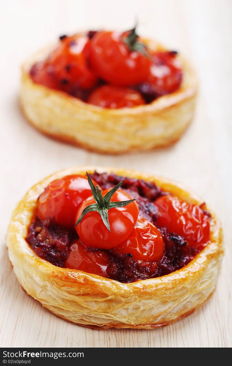 Tartlets with ripe tomatoes