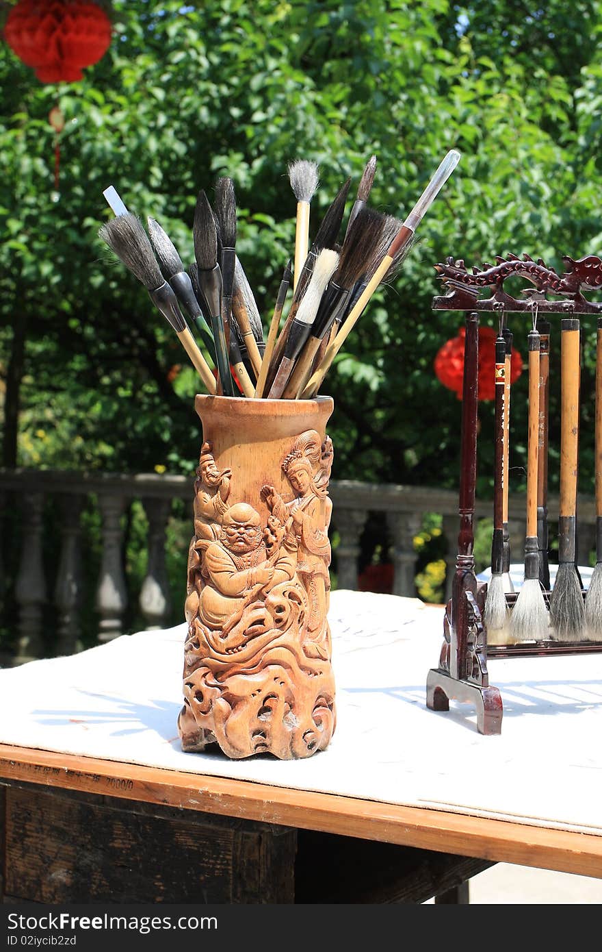 Plug in the pen in the brush and brush hanging in the pen holder on the Chinese characteristics of elements. Plug in the pen in the brush and brush hanging in the pen holder on the Chinese characteristics of elements.