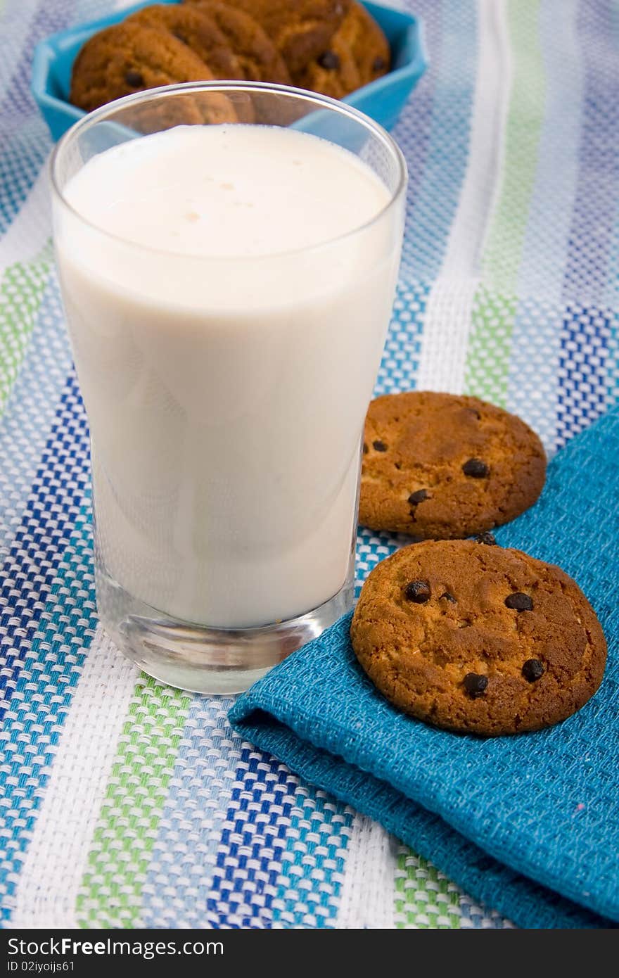 Ryazhenka with oatmeal cookies