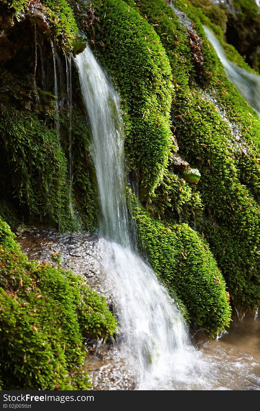 Waterfall betwiin stones