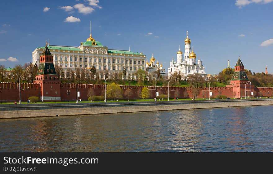 Vew on Moscow kremlin from Sofijskaya quay