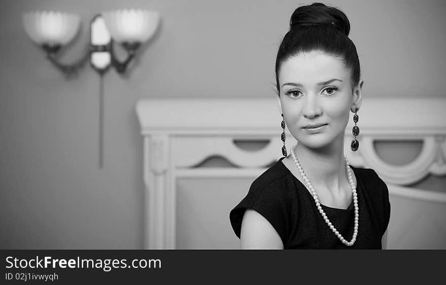 Retro woman posing in a hotel room