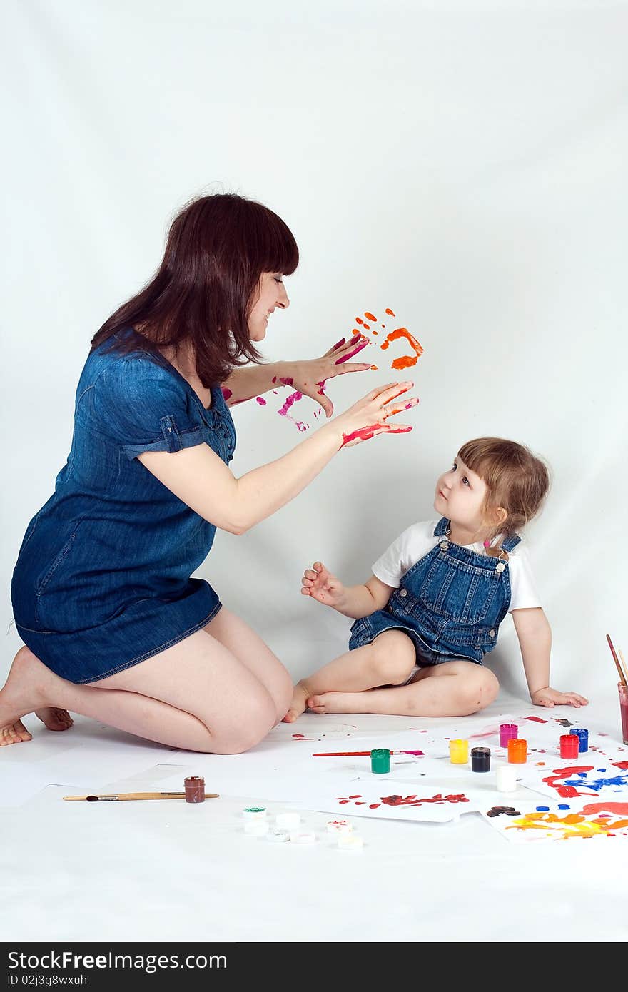 Mother and daugher painting at studio