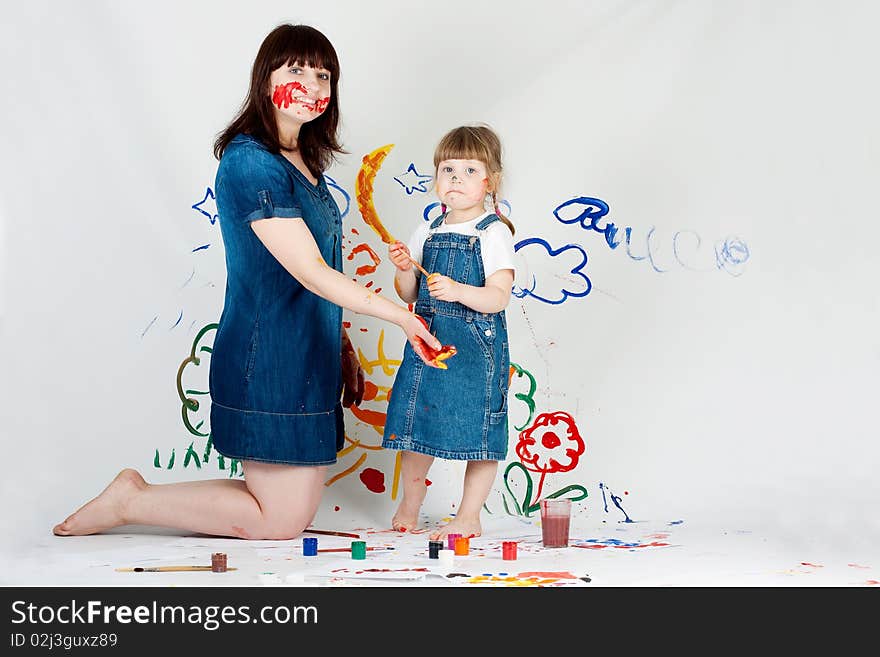 Mother and daugher painting at studio