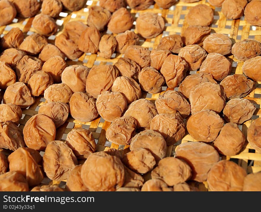 Background Resources: Drying Chinese Plums In Gold