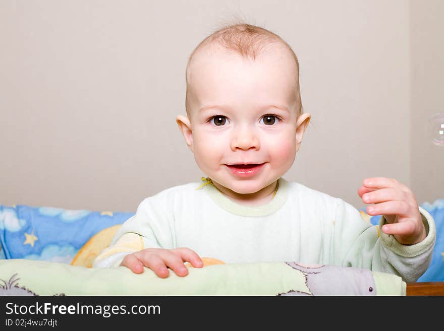 Child in the crib looks into the camera