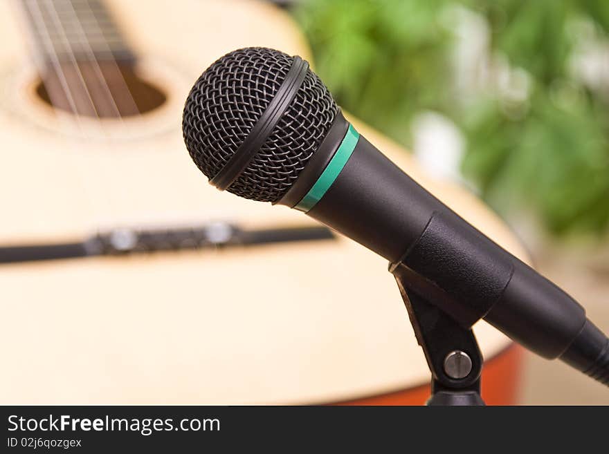 Microphone with guitare in the background