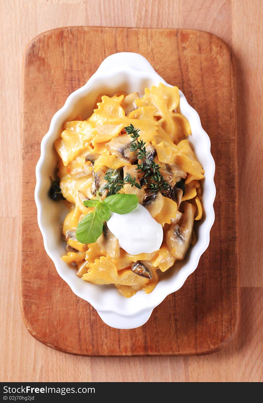 Farfalle with mushrooms, saffron and cream - detail