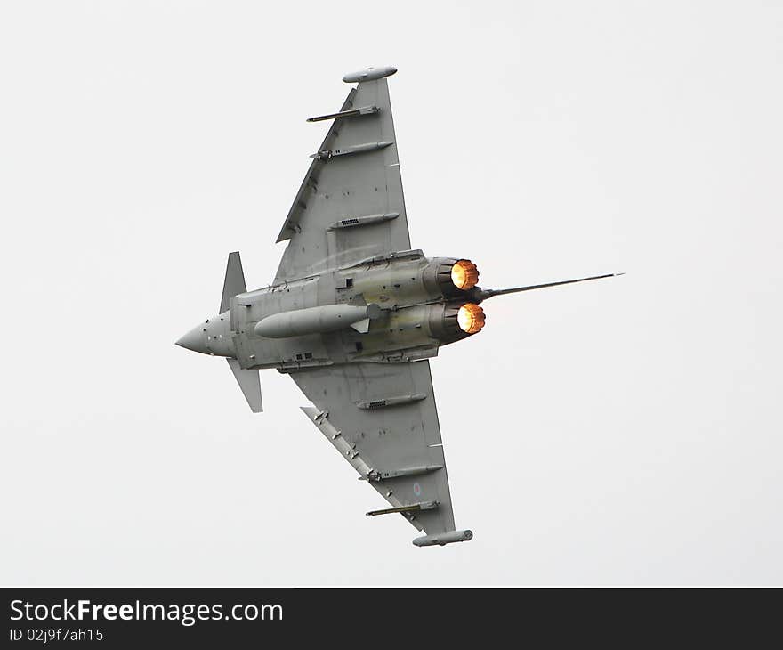 A Eurofighter banks right with its afterburners lit at an airshow in 2009