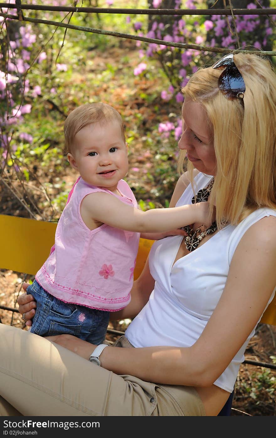 The little girl with mum