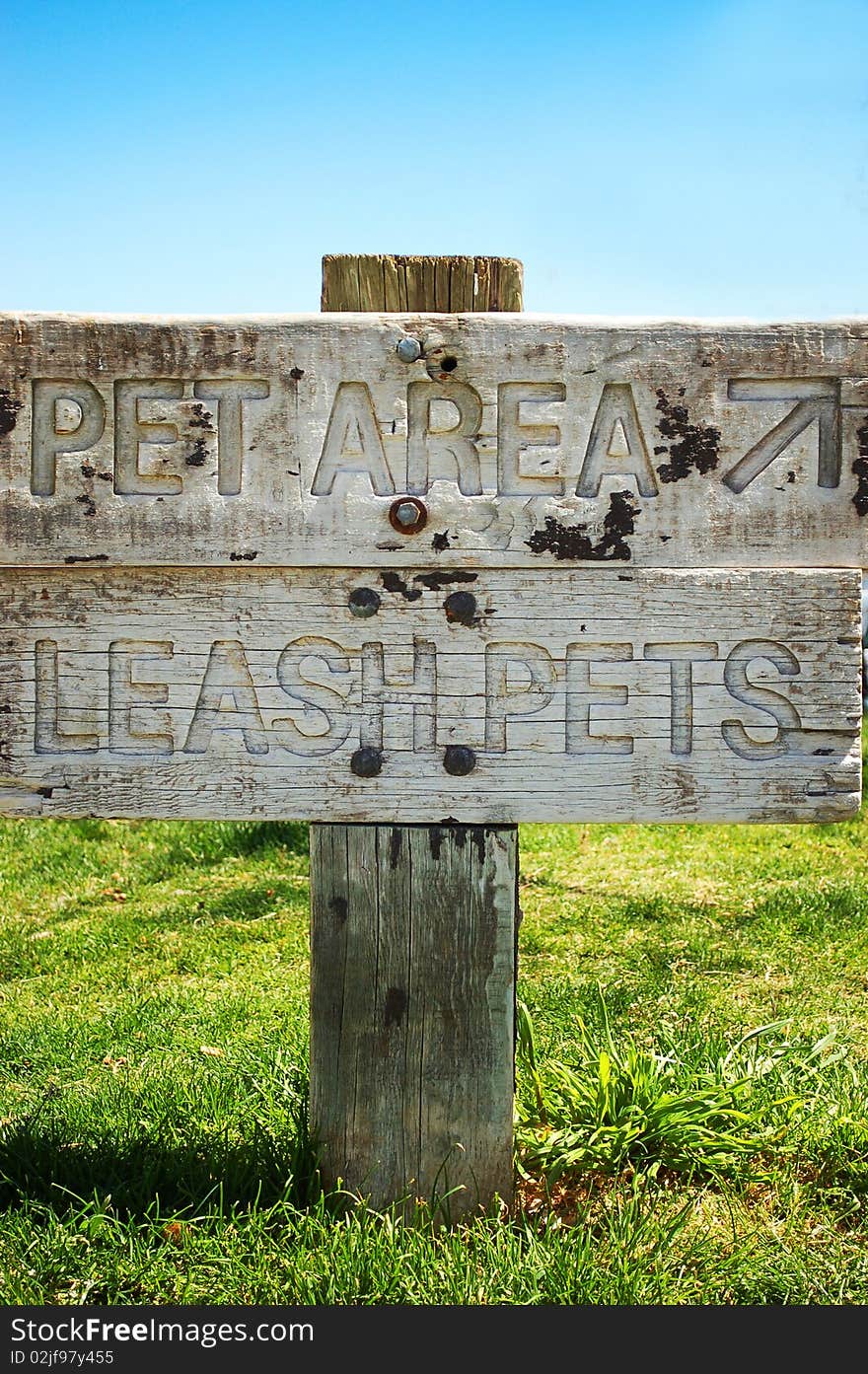 Wood Leash Pets Pet Area Sign with Arrow in Parl