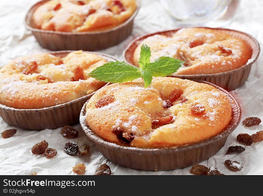 Small sponge cakes with raisins - detail