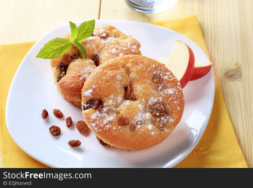 Small sponge cakes with raisins - detail