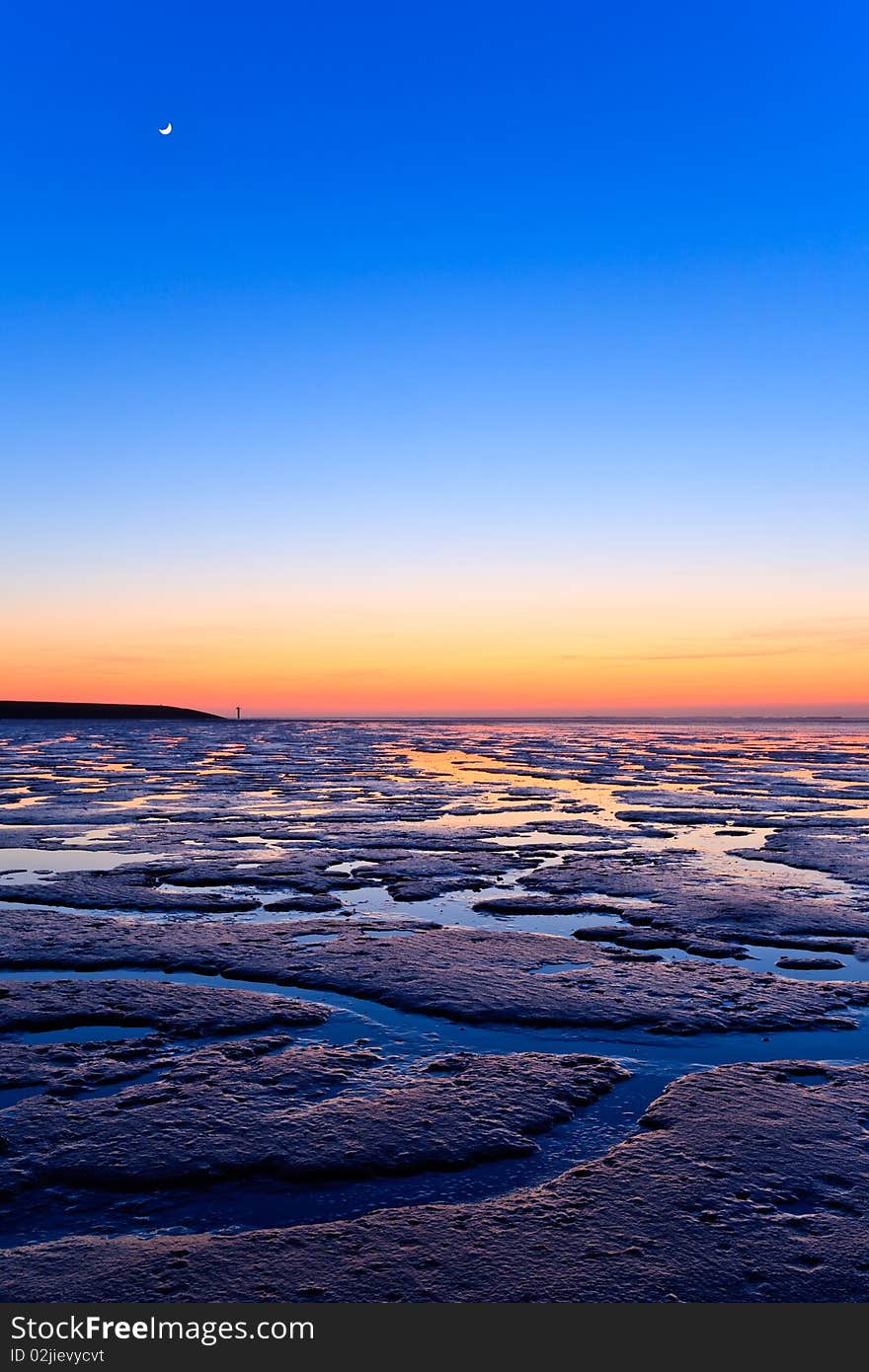 Reflection of the sunset in the ocean