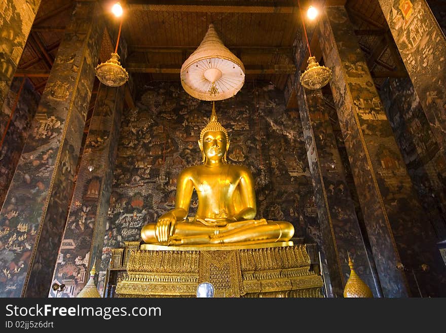 Big Golden Buddha in Wat su tat