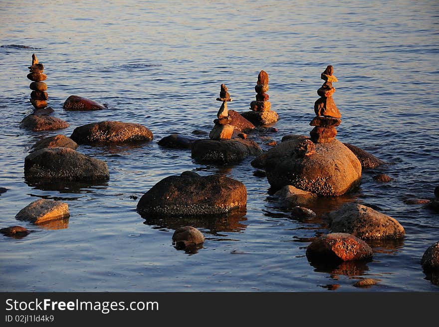 Balanced rock statues