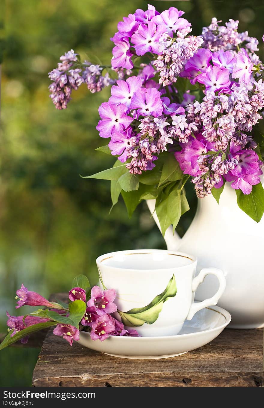 Bouquet Lilac ,purple, primrose and cup