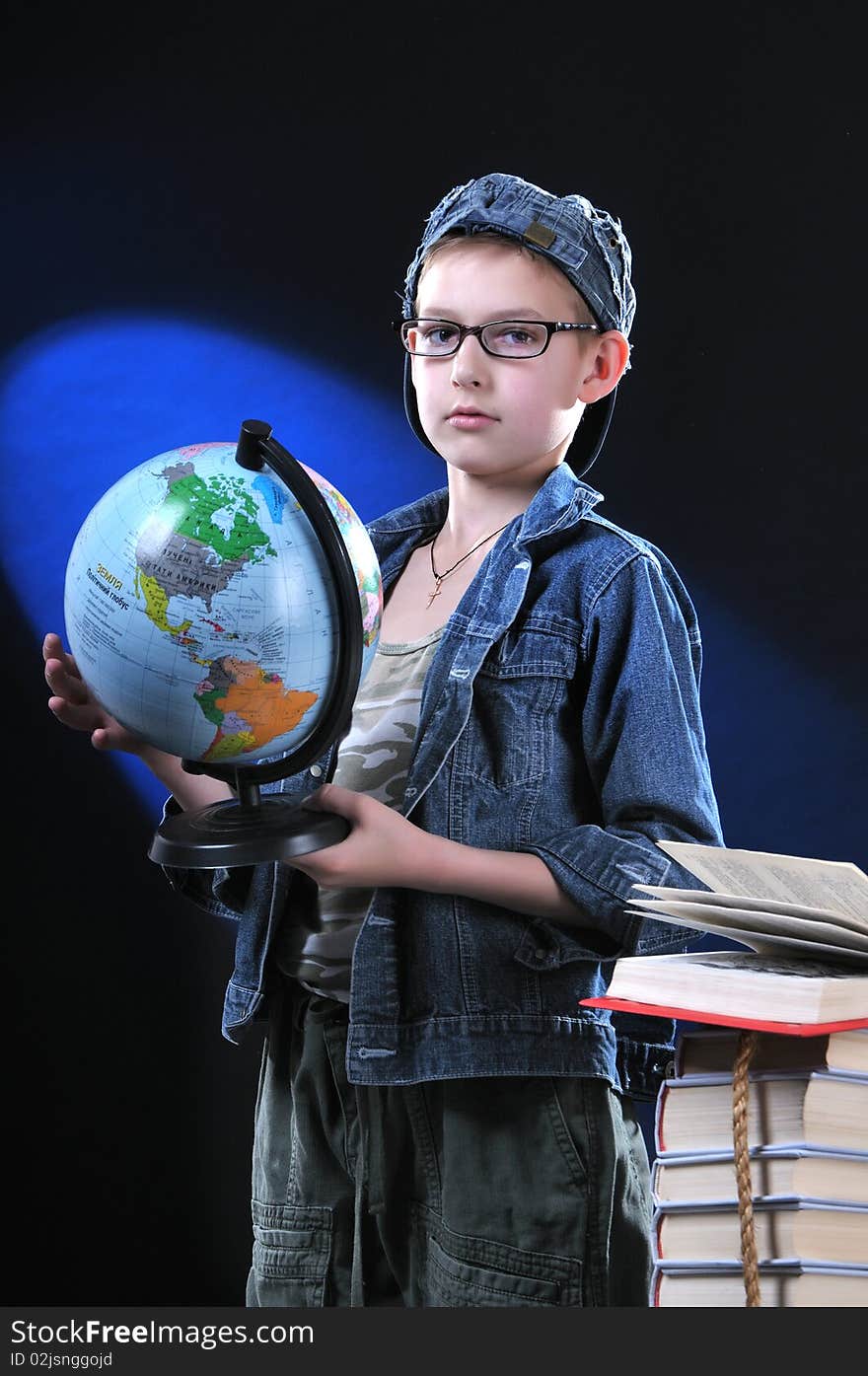 The boy of ten years in glasses gets on the hip student's globe. Low key. The boy of ten years in glasses gets on the hip student's globe. Low key