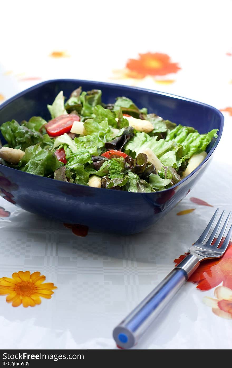 Summer salad with asparagus and tomatoes