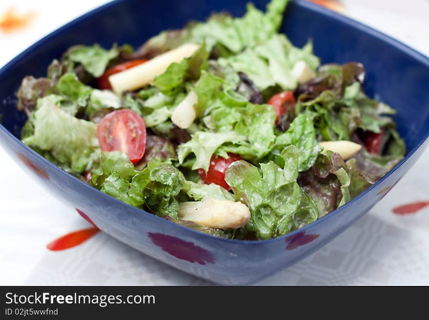 Summer salad with asparagus and tomatoes