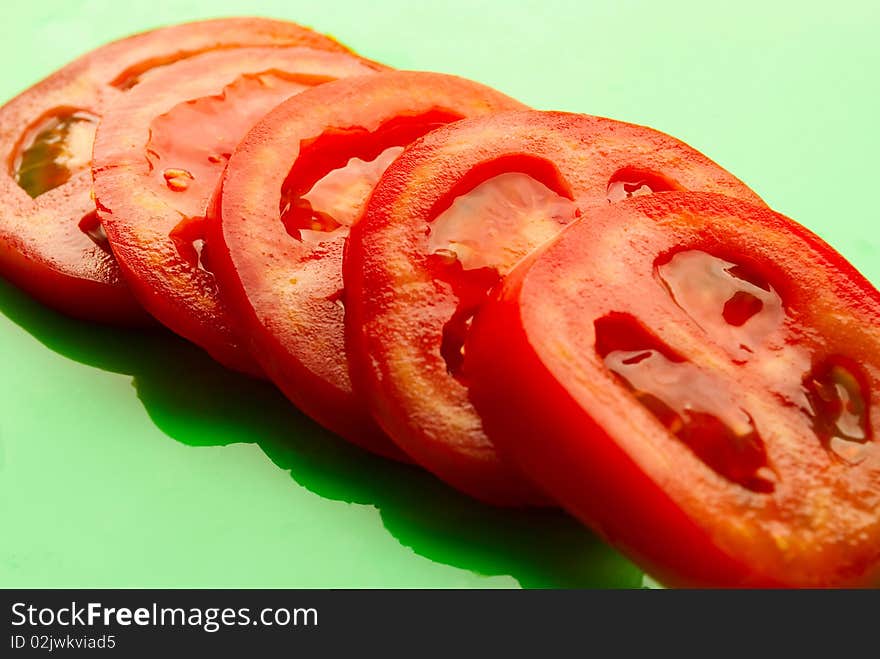 Shows a chopped tomato pieces in a row