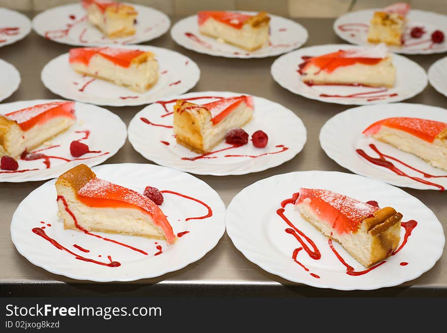 Raspberry cheesecakes with syrup