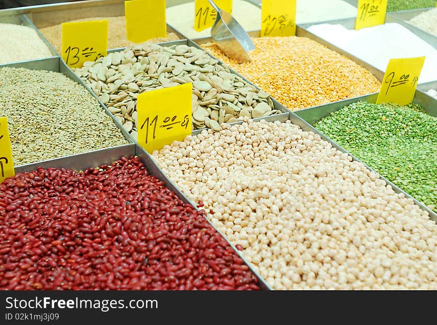 Close up of peas and kidney beans on market stand