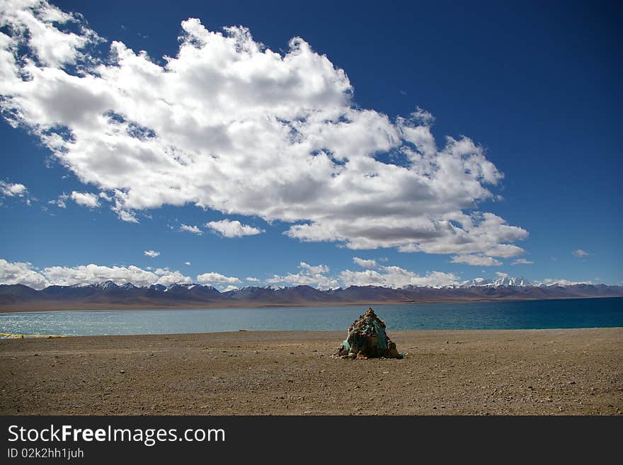 The Namtso Lake and the rocks2