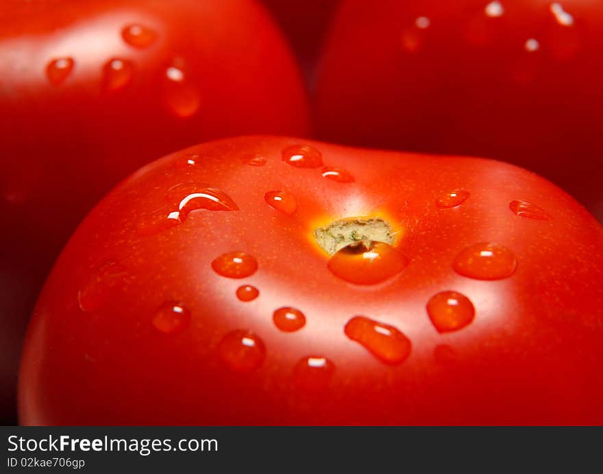 Red tomatoes are drops of water after washing.