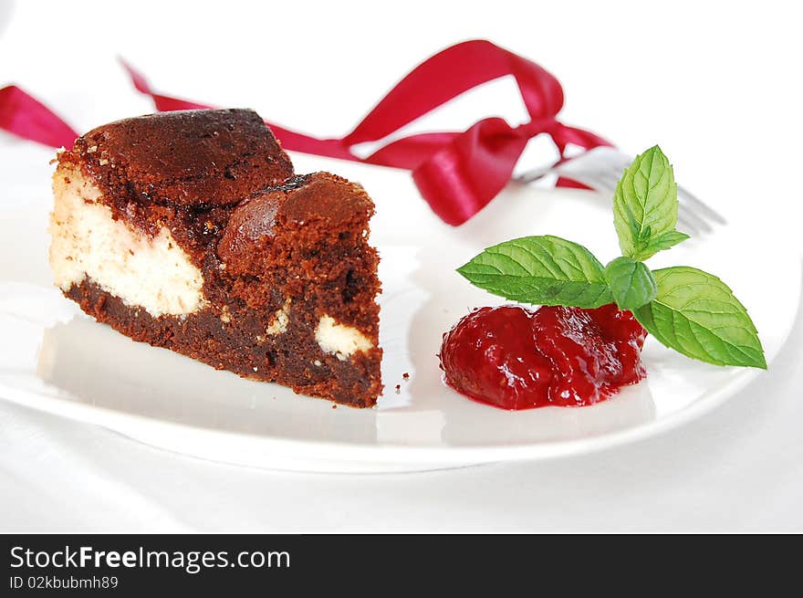 Cheese-brownie with raspberries jam