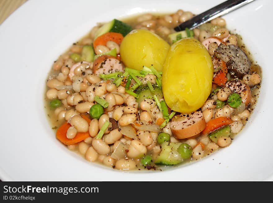 Bean stew with jacket potatous