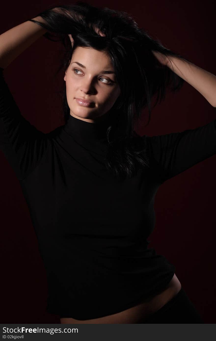 Portetret brunette in black on dark red background