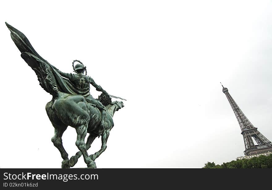 La statue de la France renaissante (France Reborn) is perched atop a lookout that affords views of the Eiffel Tower on the upstream side of the central viaduct on pont de Bir-Hakeim. The statue, by Danish sculptor Holger Wendekinch, was offered by the Danish colony in 1930. La statue de la France renaissante (France Reborn) is perched atop a lookout that affords views of the Eiffel Tower on the upstream side of the central viaduct on pont de Bir-Hakeim. The statue, by Danish sculptor Holger Wendekinch, was offered by the Danish colony in 1930.