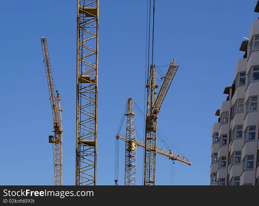 Elevating construction crane