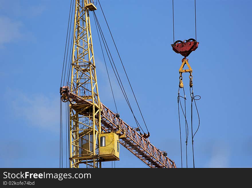 Elevating construction crane