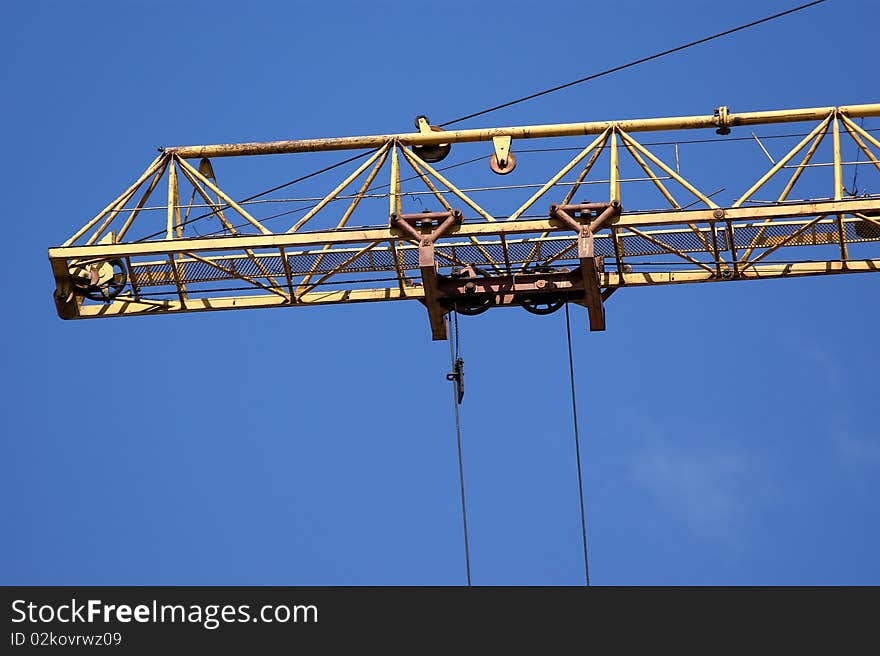 Elevating construction crane